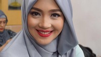 Kalau yang ini tak sampai dinikahi, tapi meski begitu Nuri Maulida sudah sampai bertunangan segala. Lagi-lagi dari bangsawan Malaysia. Gimana ceritanya? Foto: Instagram