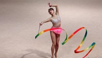 Tong Kah Mun (Singapura) beraksi dengan alat pita juga dalam persaingan senam ritmik allround SEA Games 2017 Kuala Lumpur. (Lai Seng Sin/Reuters)