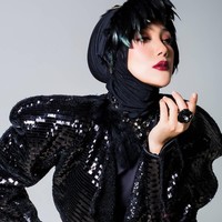 Erra Fazira tidak terlihat seperti berusia 43 tahun di foto ini. Ia sangat cantik mengenakan lipstik merah saat melakukan pemotretan. Foto: Dok. Instagram @errafazira