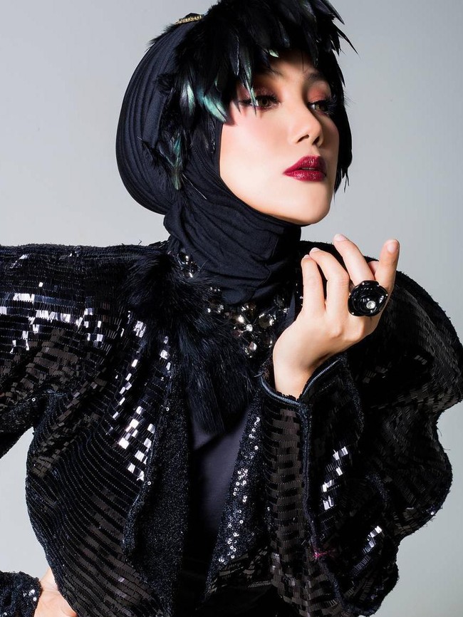 Erra Fazira tidak terlihat seperti berusia 43 tahun di foto ini. Ia sangat cantik mengenakan lipstik merah saat melakukan pemotretan. Foto: Dok. Instagram @errafazira