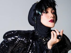 Foto: Gaya Hijab Erra Fazira, Mantan Istri Calon Suami Laudya Cynthia Bella