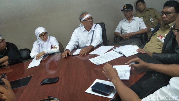 Warga Kampung Baru Pulomas mengadu ke Pemprov DKI.