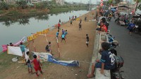 Sedangkan di Banjir Kanal Barat, lebar sungai tak begitu lebar. Sebagian area sungai menjadi tanah endapan yang bisa dimanfaatkan warga beraktivitas/Foto: Antara Foto