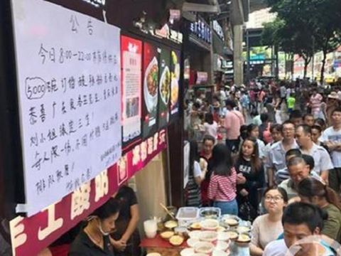 Pria Ini Borong 5 Ribu Porsi Mie karena Cincin Rp 600 Juta untuk Lamar Kekasih