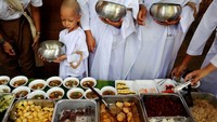 Biksuni cilik ini contohnya, ia belajar untuk menikmati hidangan layaknya biksuni sesungguhnya (Damir Sagolj/Reuters)