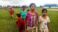 Sebanyak 20 warga Rohingya lainnya ditangkap otoritas Bangladesh pada Minggu (27/8) dan dipulangkan ke Myanmar setelah menyeberangi sungai Naf di perbatasan antara Myanmar dan Bangladesh. Foto: AFP