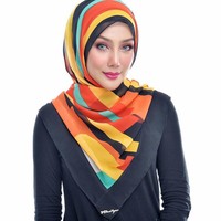 Wanita yang memulai karier sejak 1992 itu suka bergaya simpel seperti memakai kerudung corak maupun polos. Foto: Dok. Instagram @errafazira