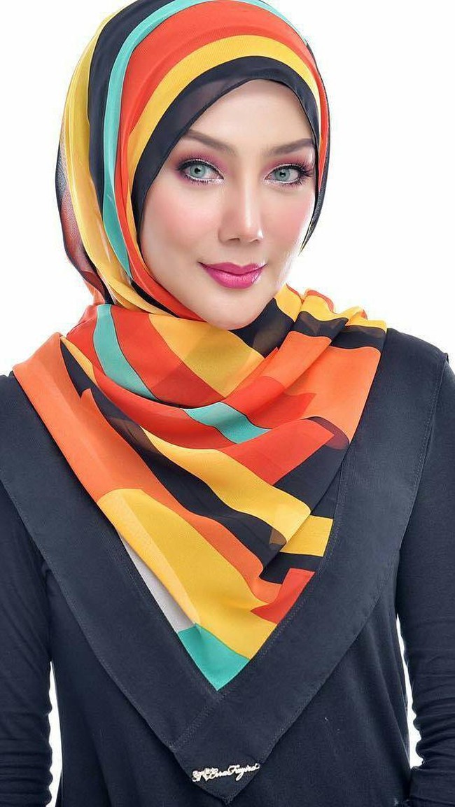 Wanita yang memulai karier sejak 1992 itu suka bergaya simpel seperti memakai kerudung corak maupun polos. Foto: Dok. Instagram @errafazira