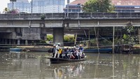 Di Angke, ada angkutan untuk motor menggunakan perahu. Mungkinkah ini bisa menjadi pilot project transportasi sungai di Jakarta?/Foto: Antara Foto