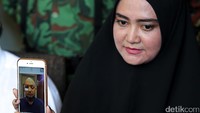 Rina Emilda menjelaskan kondisi suaminya saat jumpa pers di kediamannya di kawasan Kelapa Gading, Jakarta Utara, Senin (28/08/2017).