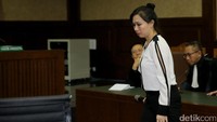 Selain itu, Ng Feny juga didenda Rp 200 juta dan subsidair 2 bulan kurungan.
