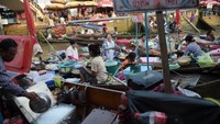 Tak sedikit wisatawan yang berkunjung ke pasar tradisional/Foto: AFP