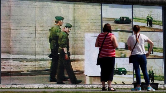 Karya Seni Beyond the Wall Ceritakan Momen Kelam di Balik Tembok Berlin