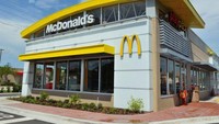 Orang-orang lebih mengenali McDonalds dengan lengkungan berbentuk M dibandingkan dengan palang yang bertuliskan McDonalds.