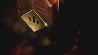 Virginia Black American Whiskey dari Drake dikemas dalam botol yang lebih mirip parfum dibanding whiskey. Drake bekerja sama dengan Brent Hocking pemenang tiga kali Spirit of The Year Robb Report dan Proximo Spirits meluncurkan merek whiskey mewah ini pada tahun 2016. Foto: Istimewa