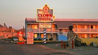 Entah apa yang menginspirasi penamaan dan segala atribut aneh di Motel Clown, AS. Namun motel yang berada persis di pinggir jalan ini seakan menjadi perhentian terakhir para traveler sebelum melewati Gurun Nevada yang membentang luas (@oakdale_dude/Twitter)