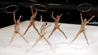 Tim Singapura saat latihan final pada senam ritmik di SEA Games 2017 Kuala Lumpur. (Lai Seng Sin/Reuters)