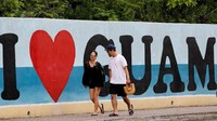 Guam di Kepulauan Micronesia dikenal sebagai destinasi tujuan wisata. Kepulauan di Pasifik yang masuk wilayah AS ini diancam rudal-rudal balistik Korut. Namun itu tidak menghalangi minat turis berwisata di Guam (Erik De Castro/Reuters)