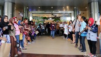 Barisan penonton menanti kedatangan Abimana Cs di The Park Mall, Solo.