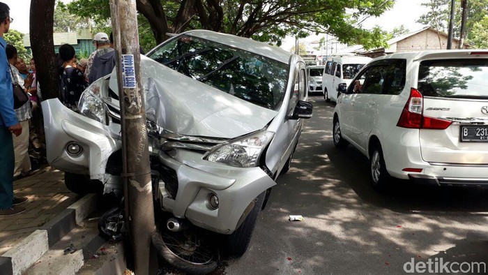 Hilang Kendali, Xenia Tabrak 2 Sepeda Motor di Pamulang