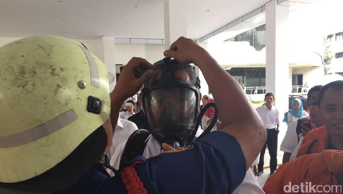 Pakai Masker Asap, Mendes Cek Titik Kebakaran di Kemendes