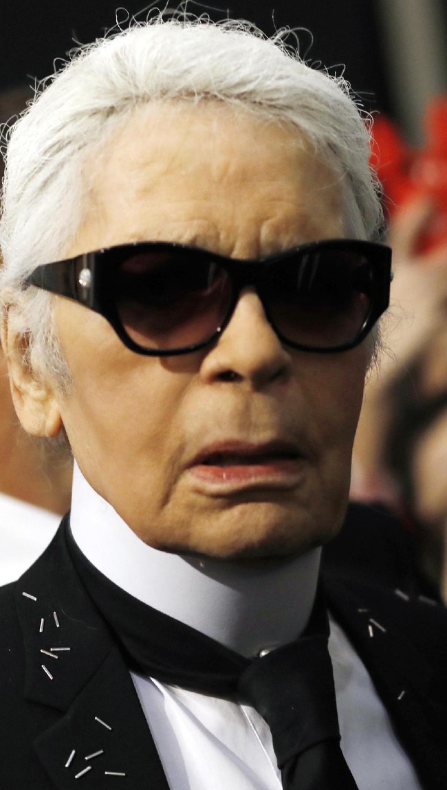 Sahabat Anna Wintour, Karl Lagerfeld juga berwajah jutek. Desainer di balik label Chanel ini jarang sekali memamerkan senyum lebar dan deretan giginya. Foto: dok. Getty Images
