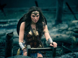 Ketika Gal Gadot Berkostum Wonder Woman Membesuk Anak Sakit