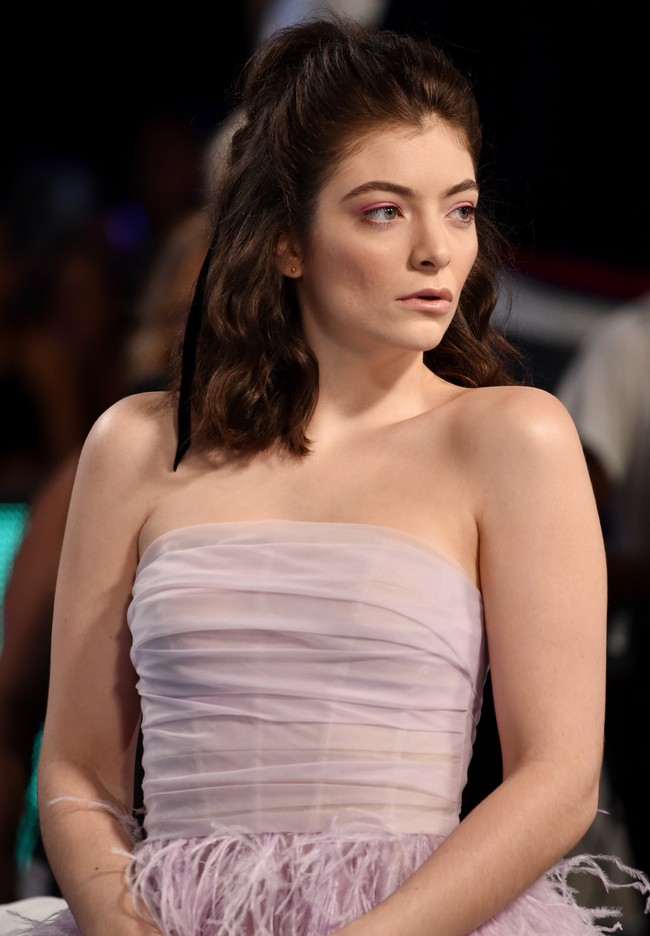 Bagaimana cara merawat rambut tebal dan keriting? Lorde punya solusinya. Penyanyi Green Light ini menyarankan agar jangan terlalu sering keramas. Dua minggu sekali saja, ucapnya. Foto: Getty Images