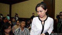Sementara itu sekretaris Basuki, Ng Feny, divonis 5 tahun dan denda Rp 200 juta subsidair 2 bulan kurungan. Basuki dan Ng Fenny terbukti menyerahkan uang dengan total USD 50 ribu kepada Kamaludin, orang dekat Patrialis (Agung Pambudhy/detikcom)
