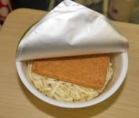 Bisa Nggak Ya Menyeduh Mie Instan dengan Air Biasa? Ini Percobaannya!