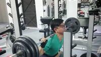 Lengan berotot ini merupakan hasil rutinitas Kaesang nge-gym dan latihan angkat beban. Dalam postingan ini, ia mengaku sanggup mengangkat beban 105 kg dalam posisi squat. Wow! (Foto: Instagram/@kaesangp)