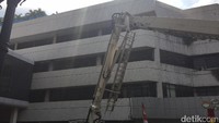 Ada sekitar 20 mobil pemadam yang dikerahkan ke lokasi. 