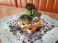 Please Please Please: Empuk Legit Waffle <i>The Green Rocket</i> dan <i>Choco Mallow</i> di Kafe Kekinian