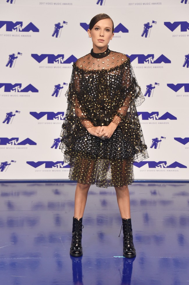 Millie Bobby Brown menegaskan dirinya sebagai bocah 13 tahun paling stylish di Hollywood lewat gaun layered Rodarte dan combat boots di karpet merah.