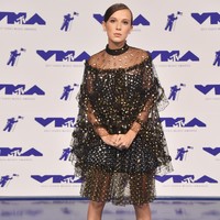 Millie Bobby Brown menegaskan dirinya sebagai bocah 13 tahun paling stylish di Hollywood lewat gaun layered Rodarte dan combat boots di karpet merah.