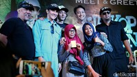 Wajah bahagia mereka saat berfoto dengan para pemeran dan sutradara film tersebut.