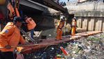 Coba Lihat, Begini Kerja Keras Petugas Bersihkan Sungai di Jakarta