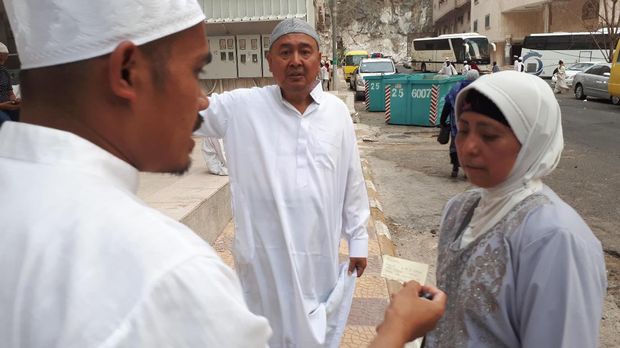 Imam dan istrinya berkeliling selama 30 menit mencari alamat hotel temannya. Mereka dipertemukan dalam momen istimewa: ibadah haji.