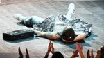 Lorde Lagi-lagi Tampil Aneh di Panggung
