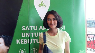 Pesona Kecantikan Alami Atiqah Hasiholan