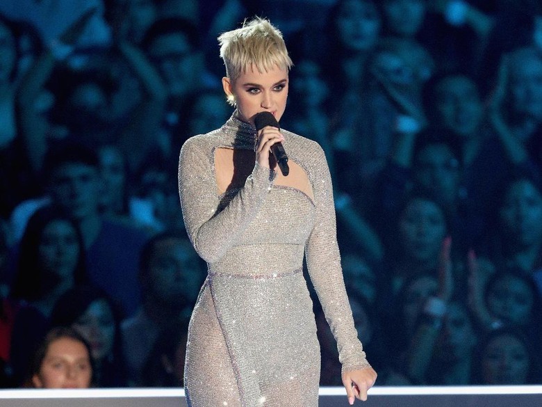 Katy Perry Mesra dengan Seorang Pria di Denmark Katy Perry Mesra dengan Seorang Pria di Denmark
