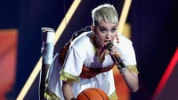 Katy Perry melompat layaknya seorang pebasket dari negeri dongeng. Foto: Kevin Winter/Getty Images