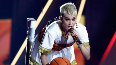 Aksi Panggung Memukau Katy Perry Main Basket