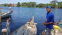 Tercemarnya Sungai Ciujung membuat warga di Tengkurak, Tirtayasa, Kabupaten Serang, Banten, kesulitan air bersih. Padahal mayoritas warga di sana mengandalkan sungai untuk mandi dan pengairan (Bahtiar/detikcom)