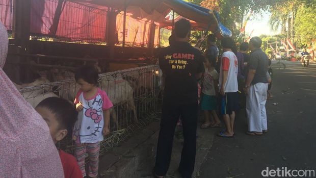 Pedagang Hewan Kurban Masih Jualan di Trotoar Tebet