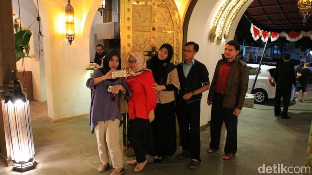 Wisatawan pun rela antre, tapi bisa sambil foto dulu (Wisma Putra/detikTravel)