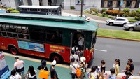Turis-turis asal China pun masih memenuhi Guam. Mereka bahkan ikut antre nasik trasnportasi umum, berupa bus (Erik De Castro/Reuters)