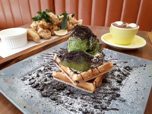 Please Please Please: Empuk Legit Waffle The Green Rocket dan Choco Mallow di Kafe Kekinian