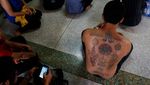 Tato yang Menyakitkan dan Membawa Keberuntungan di Thailand