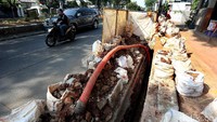 Kabel yang belum terpasang tergeletak di atas tumpukan tanah bekas galian, Senin (28/8/2017).